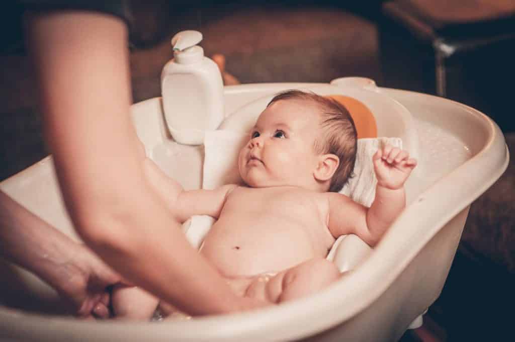 bébé au bain