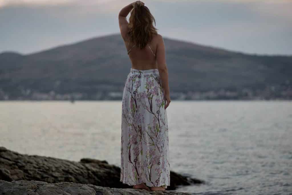 femme en robe blanche dos nue